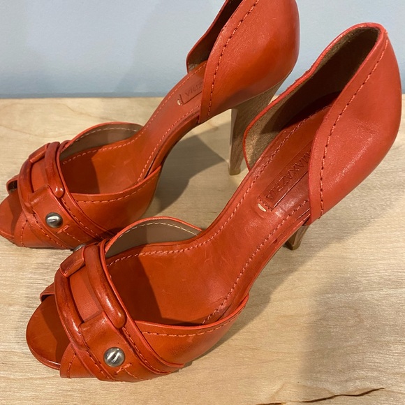 BCBG HEEL - Picture 1 of 5